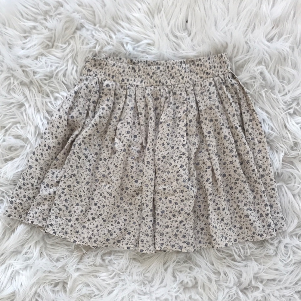 • Brandy Melville • Luma Mini Skirt Floral White - Picture 2 of 3